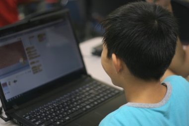 Scratchでプログラミングに挑戦！小学３～６年生。[1]13:45～　[2]15:15～。各回5名、30分。 (開発環境：Scratch) 